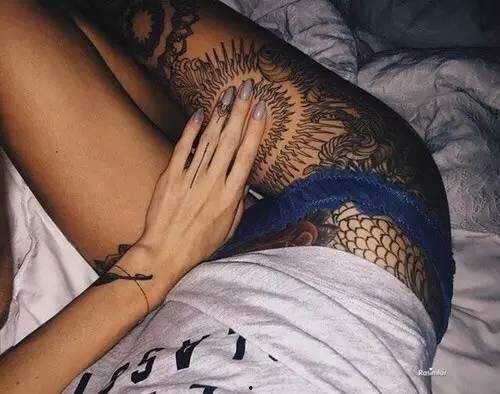 纹身女吃瓜视频图片下载,纹身与时尚的碰撞