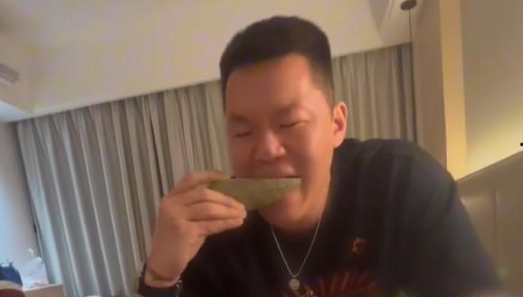 吃瓜撑脸的视频,揭秘网络热传搞笑视频背后的故事