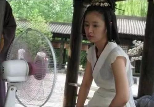 明星被偷拍吃瓜配乐视频,明星吃瓜视频引发网友热议