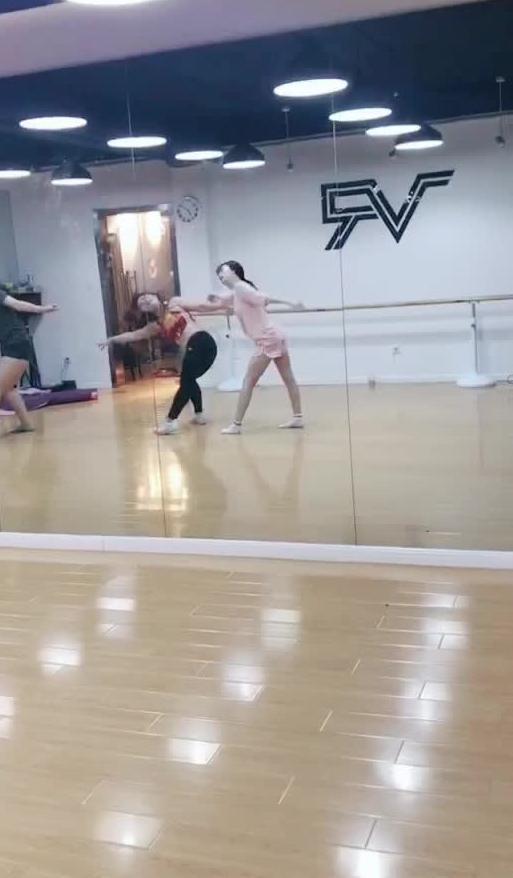 大学生跳舞吃瓜视频网站,大学生舞蹈视频网站燃爆校园生活