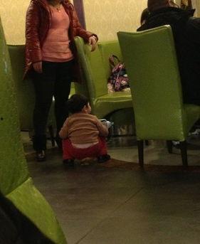 女子随地方便被拍吃瓜视频,吃瓜视频引发网友热议